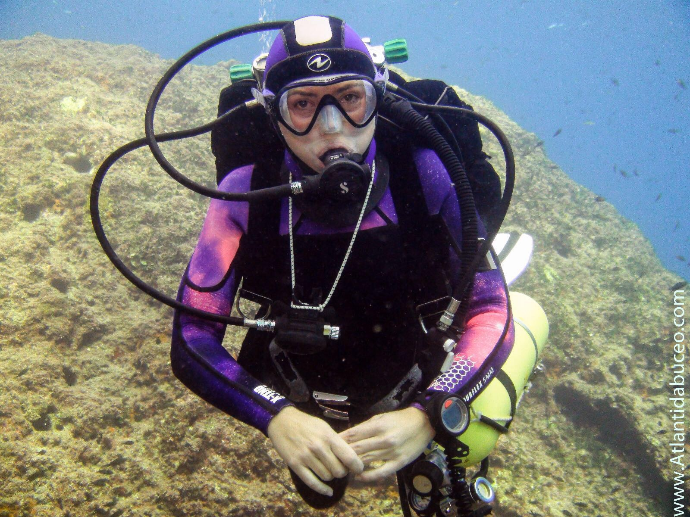 Instructor PADI durante prácticas del curso Rescue Diver en Alicante